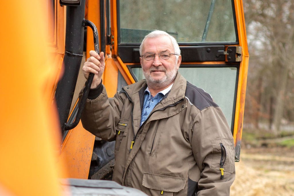 Hans-Hubert Schulze Bürgermeister ist im Ehrenamt aus Wittgendorf. Er schwingt sich auch gern mal auf den Traktor und beräumt die Straßen bei Schnee und Eis.