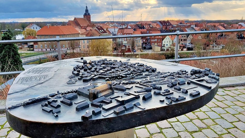 Ein Stadtmodell mit Braille-Schrift, wie hier von Havelberg, wurde jetzt als Idee für die Hansestadt Seehausen ins Spiel gebracht.