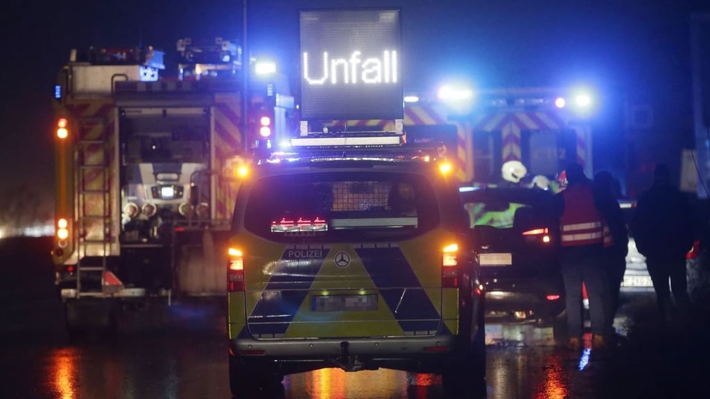 Auf der A14 bei Halle ist es zu einem schweren Unfall gekommen. Die Ölwehr musste anrücken.