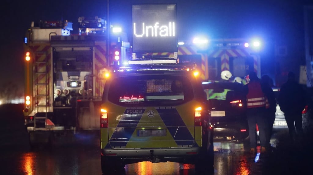 Auf der A14 bei Halle ist es zu einem schweren Unfall gekommen. Die Ölwehr musste anrücken.
