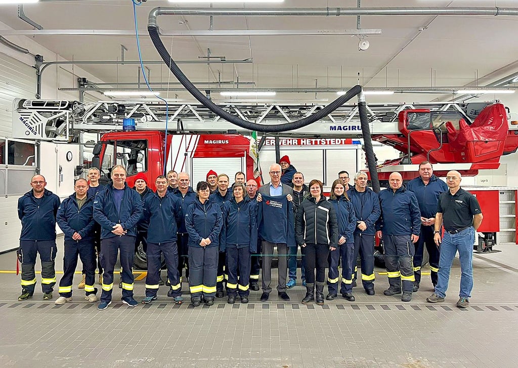 Die Firma Ecobat Solutions Europe GmbH, die eine Außenstelle in Hettstedt betreibt, hat den Feuerwehrmitgliedern der Stadt Hettstedt 120 Softshelljacken gesponsert. Erik van Deursen (Mitte) von Ecobat hat die Kleidung den Wehrmitgliedern übergeben.