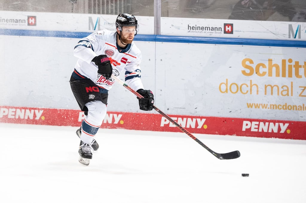 Bei Dane Fox, Stürmer von Eishockey-Zweitligist Dresdner Eislöwen, liegt ein auffälliges Testergebnis vor.