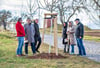 Nehmen die neueen Bäume in Augenschein:  Meyhens Bürgermeister Andreas Keßler (v.l.), OB Armin Müller, Geo-Naturpark-Chef Matthias Henniger,   Stadtmitarbeiterin Gabi Democh, Claudia Mallok, stellvertretende Ortsbürgermeisterin, sowie  OB-Referent Kai Agthe. 