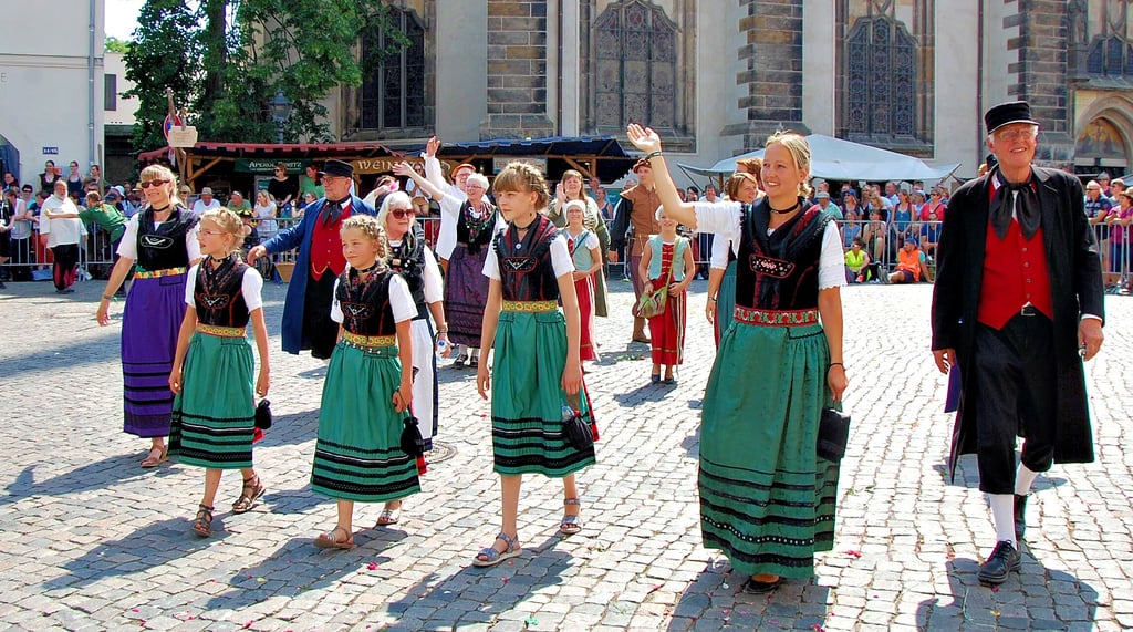 Ulrich Höhne (re.) gehörte unter anderem mit der Kindertrachtengruppe aus dem Fläming über viele Jahre zum Stadtfest-Bild.