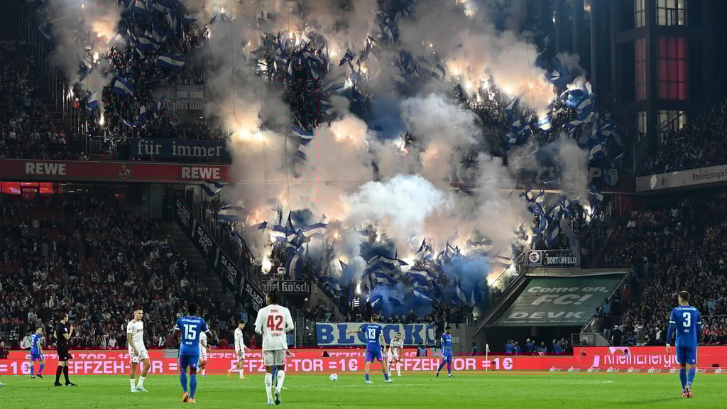 Pyro-Feuerwerk im FCM-Fanblock beim 1. FC Köln: Dafür muss Magdeburg viel Geld an den DFB überweisen.