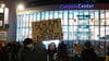 Demonstranten in Erfurt drückten vor einer Wahlkampfveranstaltung der CDU ihren Unmut über das Vorgehen der Union im Bundestag aus.