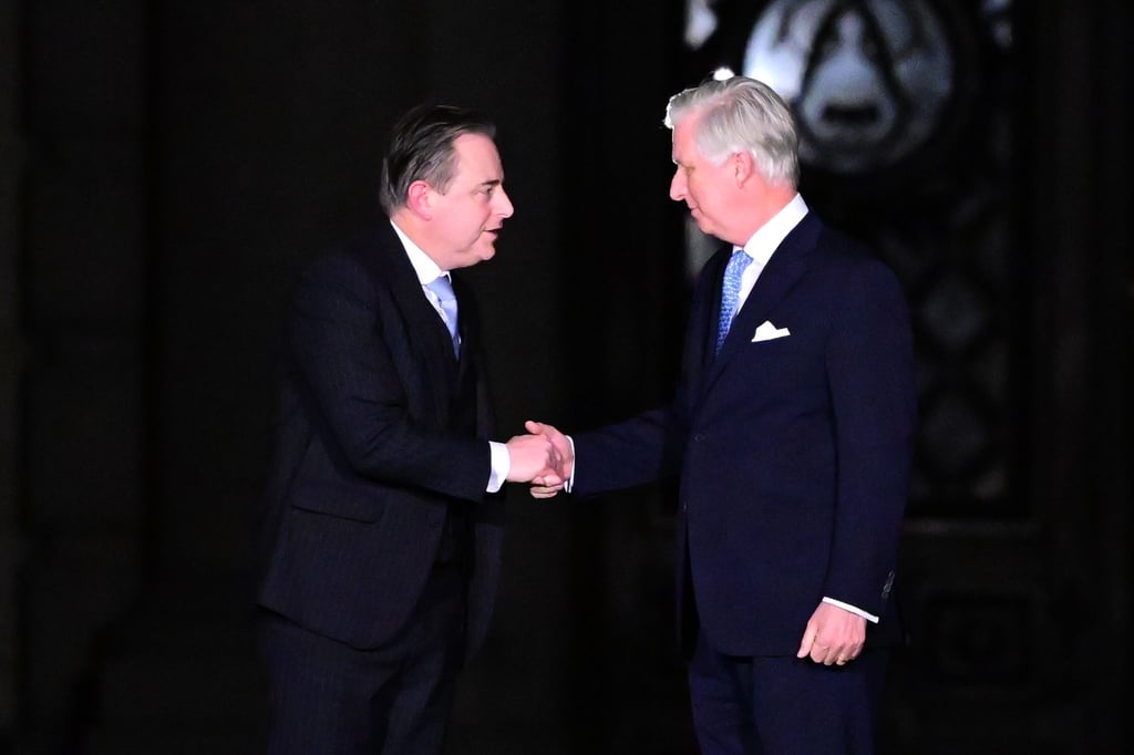 „Der Termin für die Vereidigung des Premierministers und der Regierungsmitglieder wird zu einem späteren Zeitpunkt bekannt gegeben“, teilte der Palast mit.