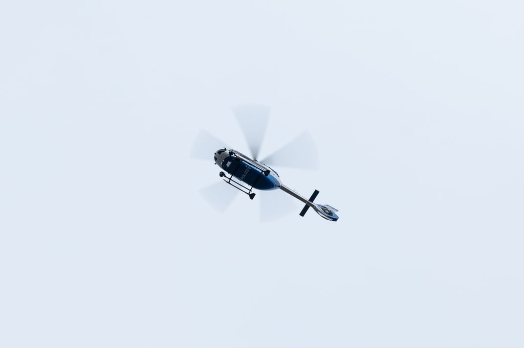 Ein Polizeihubschrauber im Einsatz. Am Freitag wurde in Magdeburg nach zwei verschwundenen Kindern gesucht.