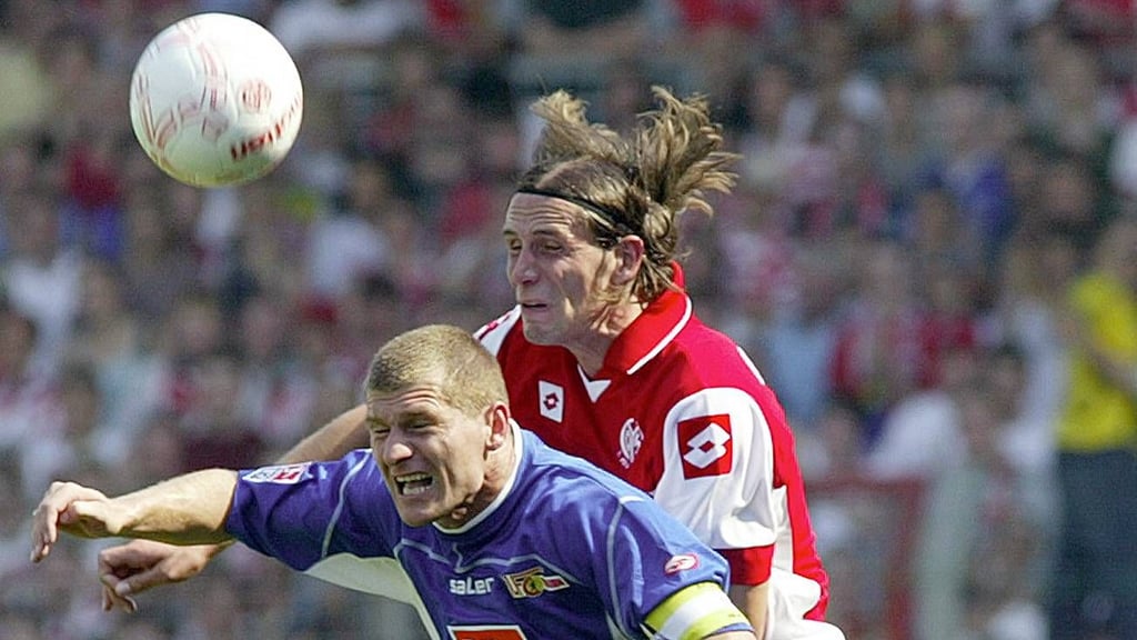 Haben sich als Gegenspieler nichts geschenkt: Steffen Baumgart und Marco Rose im Duell 2003.