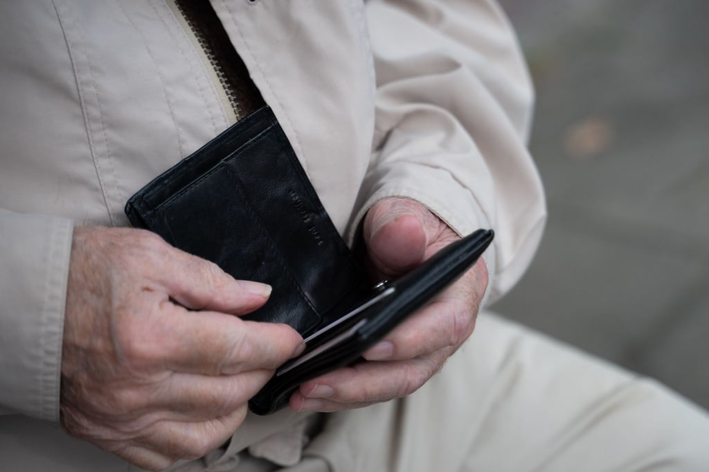 In Sachsen-Anhalt liegen laut einer Anfrage der Linken 46 Prozent der Renten unterhalb der Armutsgrenze. (Symbolbild)