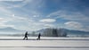 Bei der Klassik-Variante des Skilanglaufs gleitet man auf langen Skiern in zwei parallelen Spuren im Schnee.