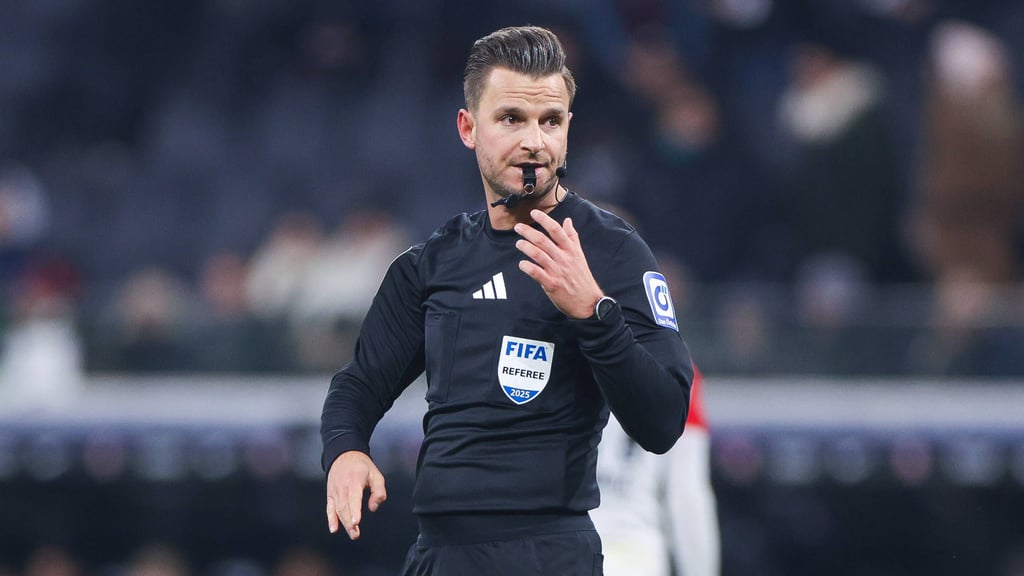 Schiedsrichter Daniel Schlager wird das Bundesliga-Spiel von RB Leipzig bei Union Berlin am Samstag leiten.