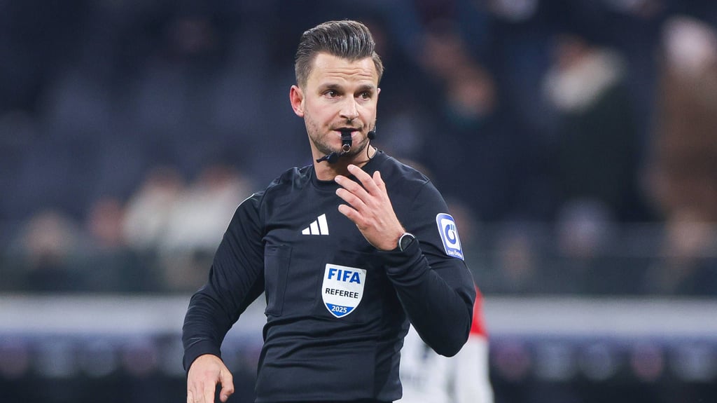 Schiedsrichter Daniel Schlager wird das Bundesliga-Spiel von RB Leipzig bei Union Berlin am Samstag leiten.