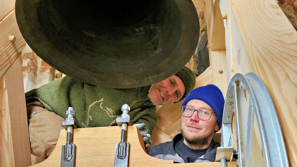 Daniel Beck (re.) und André Voigt montieren nicht zum ersten Mal gemeinsam einen Glockenstuhl.