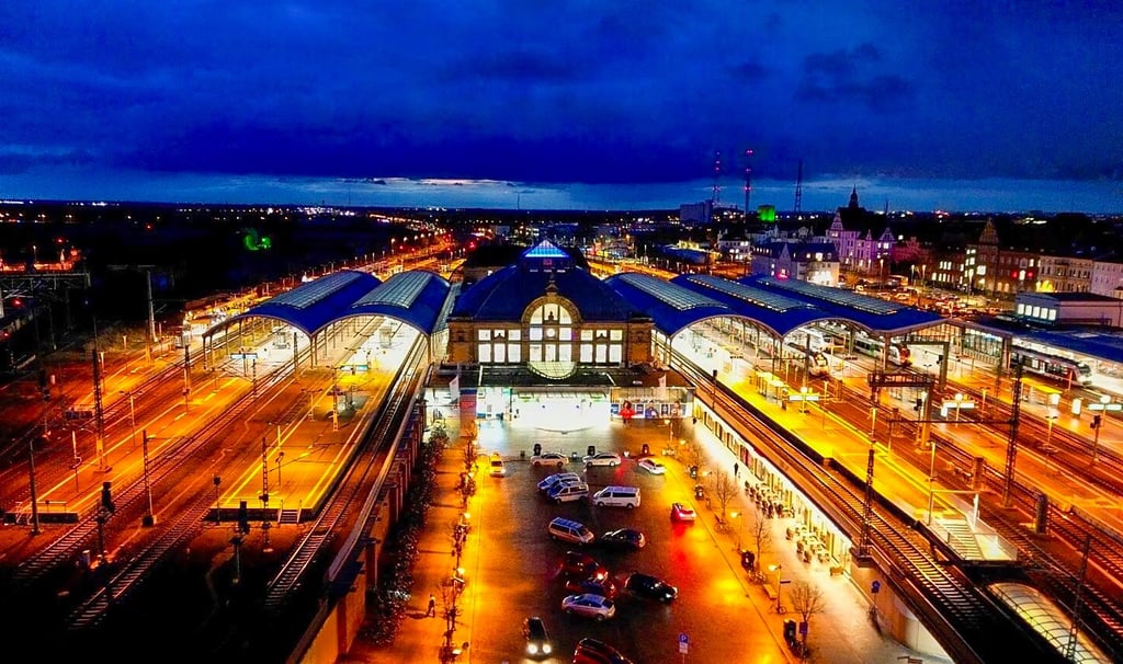 Ein absoluter Hingucker, auch in der Morgendämmerung: Der Hauptbahnhof Halle wird in diesem Jahr 135 Jahre alt.