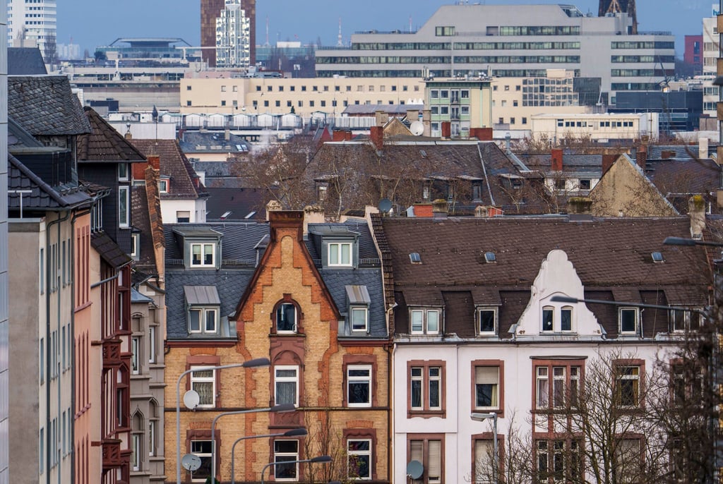 Nach einem Einbruch im Vorjahr sind die Immobilien-Investitionen im vergangenen Jahr nach Hochrechnungen des Branchenverbands IVD wieder gestiegen. (Symbolbild)