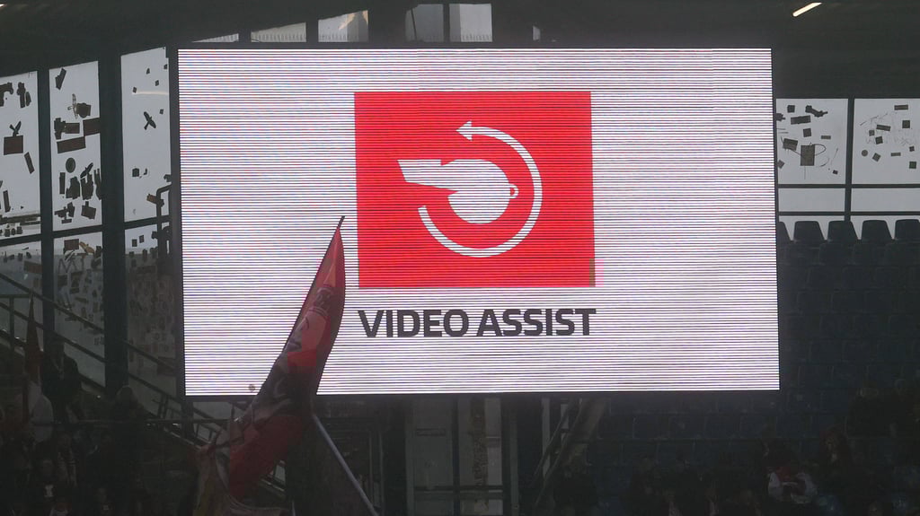 Die Bundesliga-Schiedsrichter werden in ausgewählten Stadien mit Durchsagen für mehr Transparenz bei VAR-Entscheidungen sorgen.