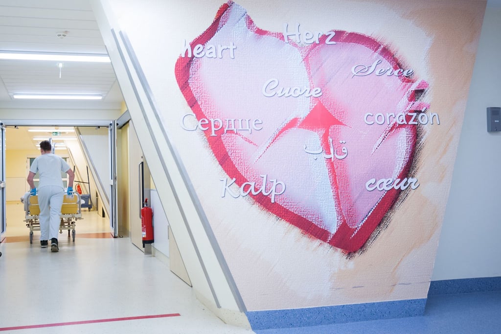 Angehörige von Herzpatientinnen und -patienten neigen oft dazu, Betroffene übermäßig schonen zu wollen.