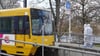 Ein Zwölfjähriger ist bei einem Unfall mit einer Straßenbahn tödlich verletzt worden.