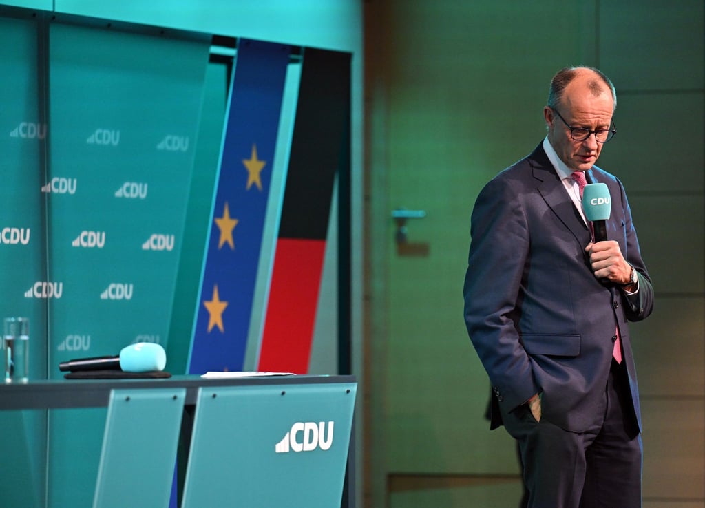 Unionskanzlerkandidat Friedrich Merz fuhr nach einer langwierigen Bundestagssitzung nach Erfurt zum Wahlkampftermin.