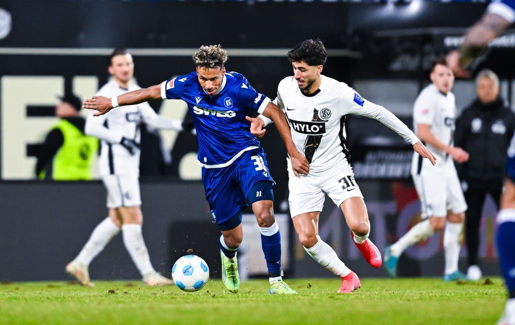 Der Karlsruher SC um Bambasé Conté (l) und die SV Elversberg mit Muhammed Damar lieferten sich eine ausgeglichene erste Hälfte.