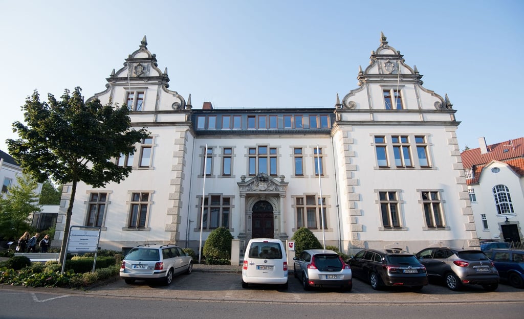 Ein 31 Jahre alter Autofahrer fährt viel zu schnell und erfasst einen Fußgänger - der Mann stirbt. Das Landgericht Bückeburg verurteilt den 31-Jährigen zu zwei Jahren mit Bewährung. (Symbolbild)