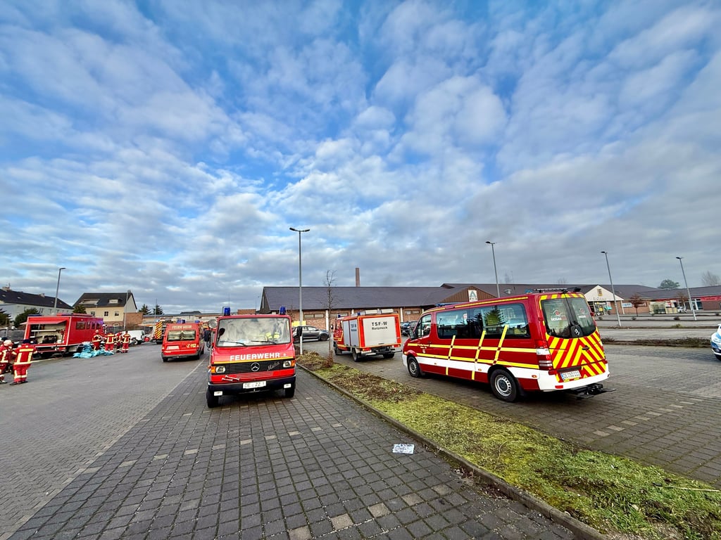 Zahlreiche Feuerwehren standen am Freitag auf dem Parkplatz vor dem Edeka in der Magdeburger Straße in Roßlau.