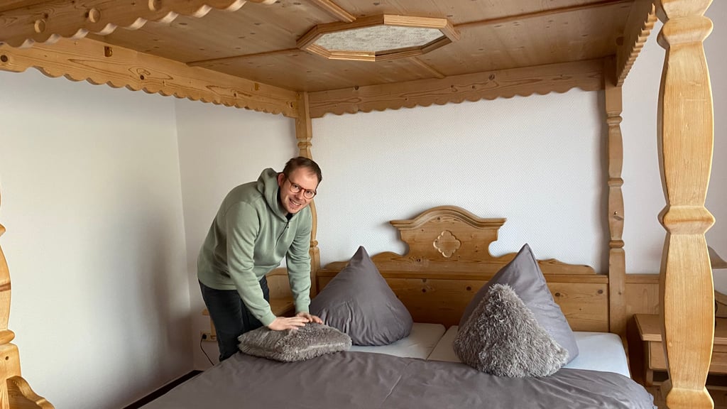 Hendrik Herre ist ab sofort Hotel-Chef. Gerade bereiten er und sein Team die Neueröffnung des "Blocksbergs" bei Wernigerode vor.