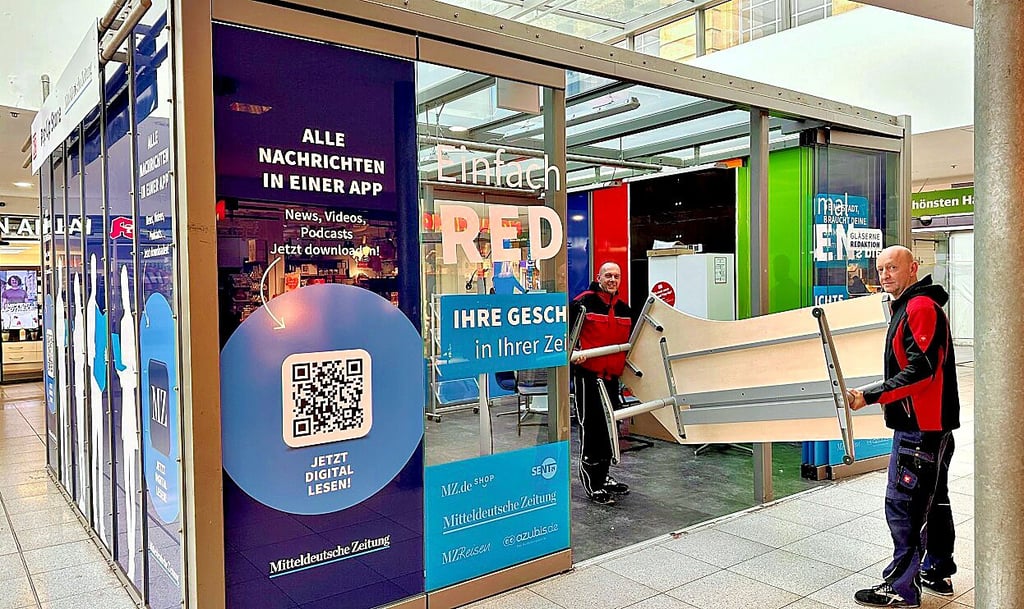 Für drei Monate zieht die MZ in den Store mit dem Gläsernen Büro ein. Andreas Wehnert (rechts) und Christian Pallin brachten die Möbel.
