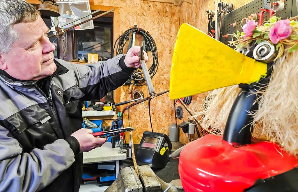 Michael Domke aus Thalheim ist ehemaliger Schlosser. Er setzt jetzt auf Kunst aus Metall.