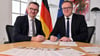 Thüringens Bildungsminister Christian Tischner und Ministerpräsident Mario Voigt (beide CDU) wollen 600 angehende Lehrerinnen und Lehrer anschreiben.