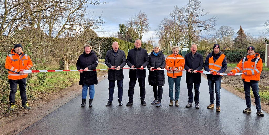 Mit dem symbolischen Banddurchschnitt wird die sanierte Kreisstraße K 2055 offiziell für den Verkehr freigegeben.