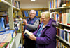 Inge und Werner Riel stöbern in den Regalen der Barbyer Bibliothek.