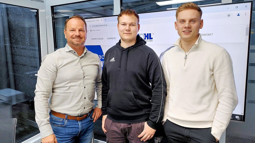 Kohl-Gebäudetechnik-Geschäftsführer Sven Vollmer (von links) freut sich mit den Azubis Yannick Preilow und Felix Meinecke über die Auszeichnung.