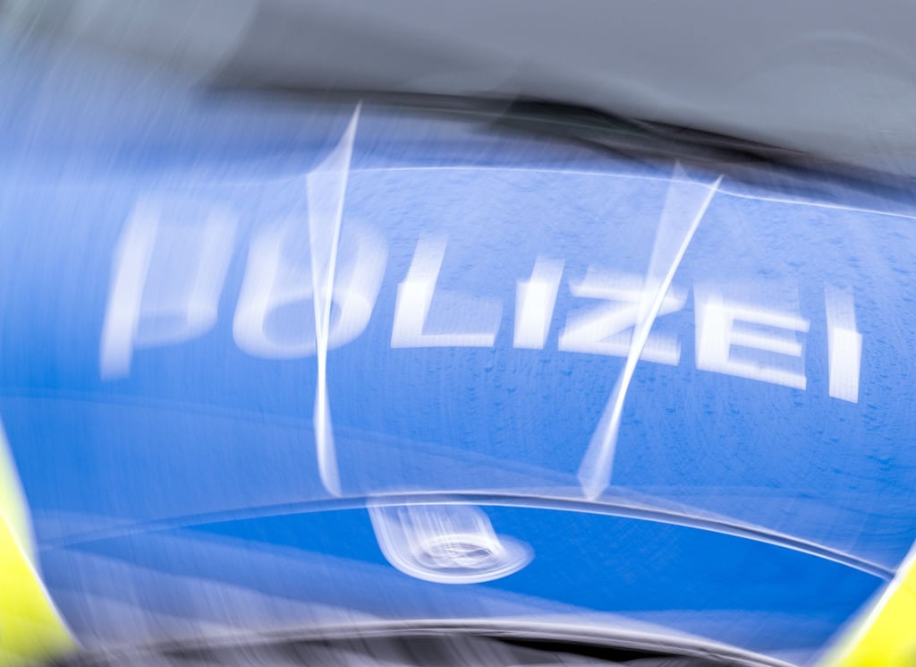 Der maskierte Angreifer floh in einem Auto. (Symbolbild)