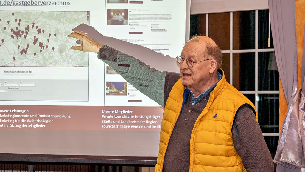 Bernd Hopke ist Annaburgs Ortschronist. Als solcher will er neben touristischen Karten auch Stadtratsprotokolle nutzen.