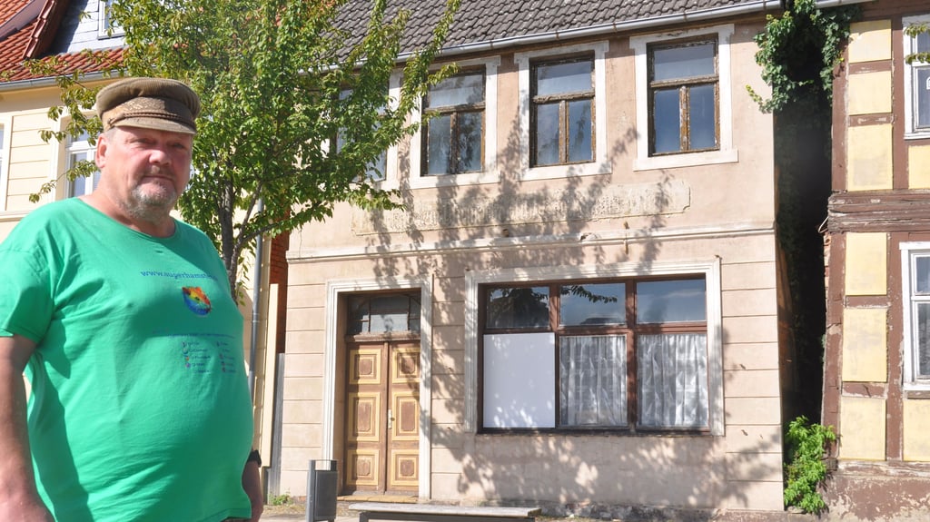 Bernd Mouheddin Schmidt im September 2023 vor seinem neuen Haus auf dem Großen Markt in Osterburg.