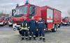 Florian Hackel (Mitte) vom Fachdienst Brand- und Katastrophenschutz und Rettungsdienst des Salzlandkreises übergab das neue Feuerwehr-Fahrzeug an den Leiter der Ortswehr Tarthun, Michael Kieler (l.) und dessen Stellvertreter René Palm. 