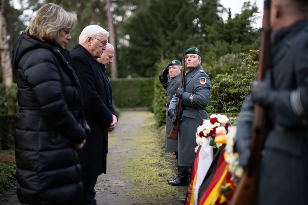Bundespräsident Frank-Walter Steinmeier und Berlins Regierender Bürgermeister Kai Wegner würdigten den früheren Bundespräsidenten Richard von Weizsäcker anlässlich dessen zehnten Todestags.
