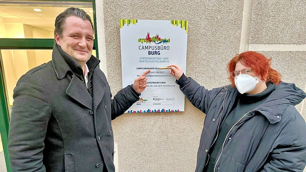 Burgs Stadt-Pressesprecher Felix Malter und Managerin Lea Schubert vor dem Campus-Büro.