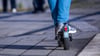 Am Donnerstagabend wurde ein E-Scooter-Fahrer in Halle bei einem Unfall schwer verletzt.