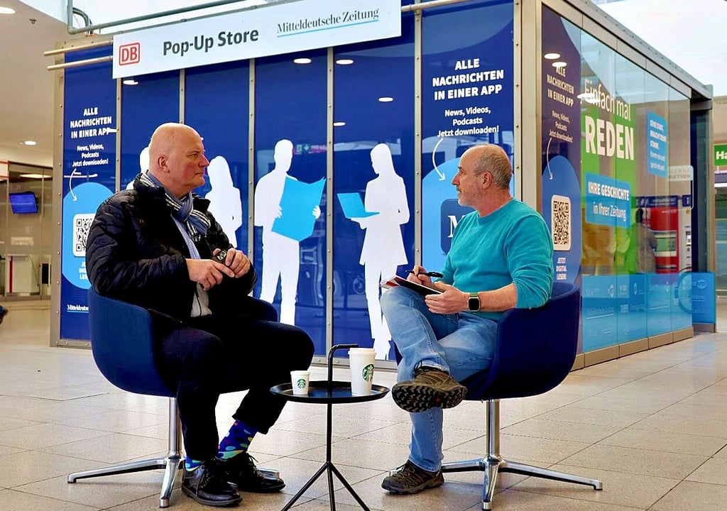Bahnhofsmanager Karsten Kammler (links) im Gespräch mit Dirk Skrzypczak, Chefreporter der Lokalredaktion Halle