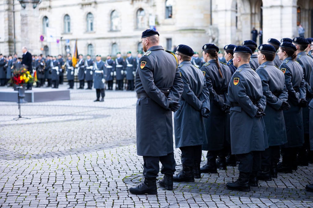 Die Bundeswehr soll gestärkt werden - muss aber mit weniger Soldaten auskommen.