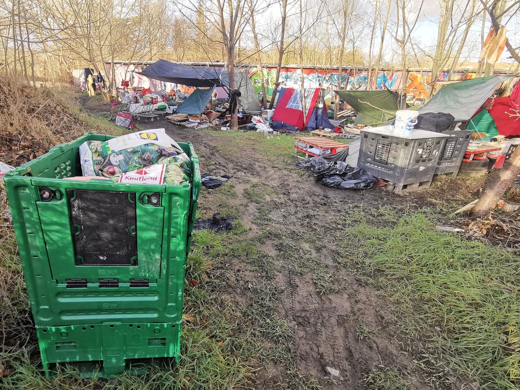 Regelmäßig kommen Mitarbeiter des Ordnungsamtes und des Supermarkts hier vorbei, um aufzuräumen und Diesbesgut einzusammeln.
