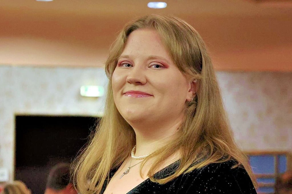 Bereits 2023 überzeugte Saskia Hildebrandt mit ihren stimmlichen Fähigkeiten die Jury der Arthur-Wolfsohn-Ehrung. Und auch dieses Jahr ist sie Preisträgerin. 2024 hat sie ihre Mittelstufenprüfung mit dem Prädikat „ausgezeichnet“ abgeschlossen.