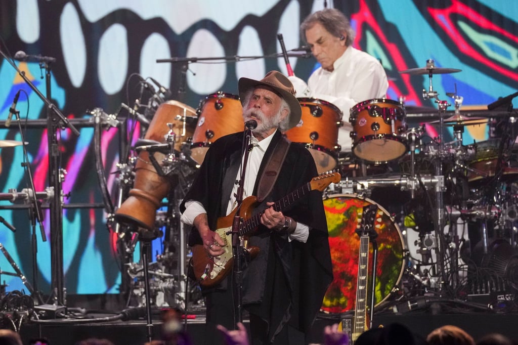 Bobby Weir (vorn) und Mickey Hart von Grateful Dead standen bei der Gala in Los Angeles auf der Bühne.