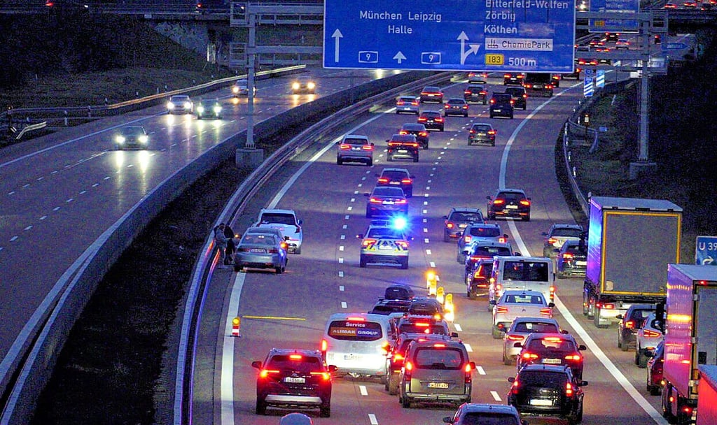 Wegen der Unfälle entstanden auf der A 9 gen München Staus. Nach der Kollison dreier Fahrzeuge bei der Abfahrt Bitterfeld musste die Autobahn kurzzeitig gesperrt werden.