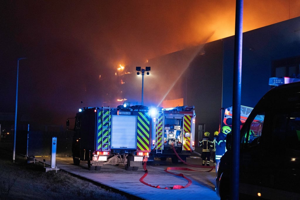 In der Halle waren laut Polizei Ersatzteile für Flugzeuge gelagert.