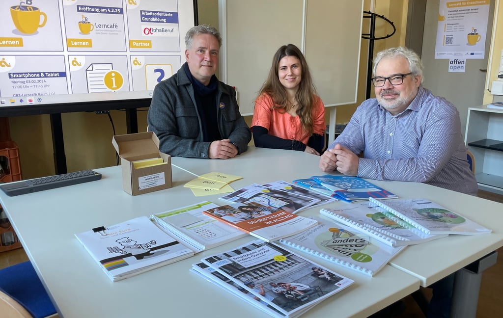 GBZ-Leiter Arnfried Gläser (v.l.), Clara Seitter, Leiterin des Mehrgenerationenhauses „Pusteblume“, und Heiko Schütz, Leiter Teilhabemanagement der Stadt – hier im neuen Lerncafé im Gebäude der Volkshochschule – arbeiten mit vielen weiteren Partnern zum Thema Grundbildung eng zusammen.