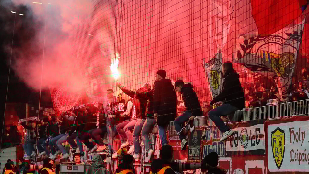 Es lodert im Gästeblock: RB-Fans bei Union Berlin.